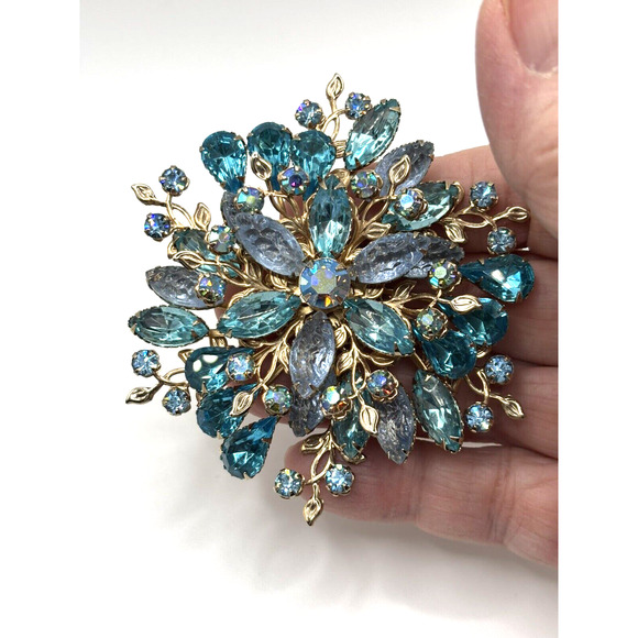 Vintage 3D Plastic Rhinestone Brooch Blue Gold Tone J1-3016 - Picture 8 of 10